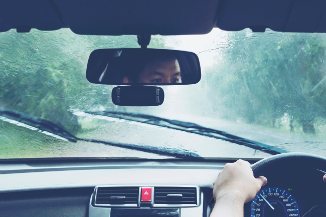 ขับรถลุยฝน